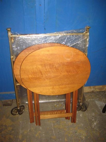 null Lot :
Deux petites tables pliantes ovales en bois, et une table roulante à deux...