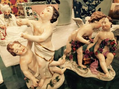 null Deux statuettes en porcelaine :
- anges avec guirlandes et fleurs en porcelaine...