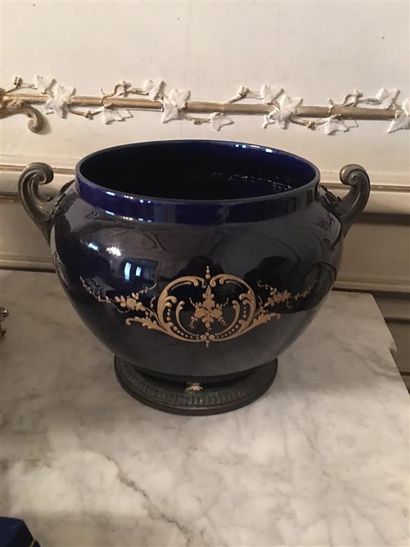 null Cache-pot en porcelaine bleu de Sèvres, anse en bronze dédoré 
H : 25 cm 
datée:...