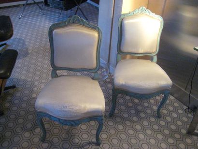 null Une série de quatre chaises en bois patiné de style Louis XV.