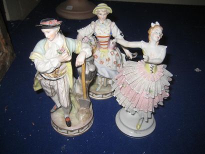 null Trois statuettes en porcelaine polycrhome : le couple de jardiniers et dans...