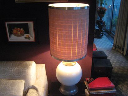 null Paire de lampes en céramique blanche année 1950 avec abajour.
H : 95 cm
On joint...