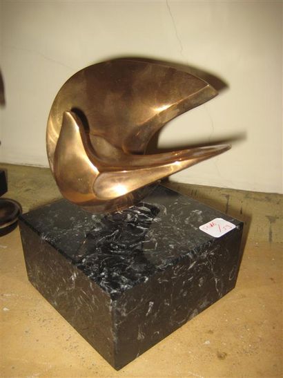null JOSE LUIS PEQUENO (1941)
Composition stylisant un oiseau en bronze doré sur...
