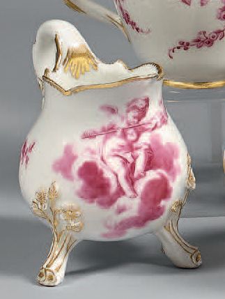 SÈVRES Pot à lait à trois pieds en porcelaine tendre à décor en camaïeu rose d'un...