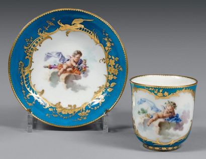 VINCENNES Gobelet Calabre et sa soucoupe en porcelaine tendre à décor polychrome...