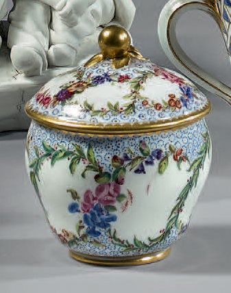 SÈVRES Pot à sucre Hébert couvert en porcelaine tendre de la troisième grandeur à...