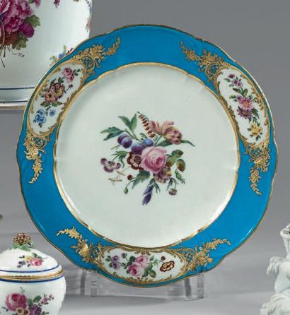 SÈVRES Assiette à palmes en porcelaine tendre à décor polychrome de bouquets de fleurs...