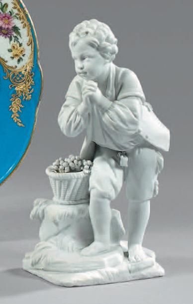 SÈVRES Figure en biscuit de porcelaine dure représentant le jeune suppliant.
XVIIIe...
