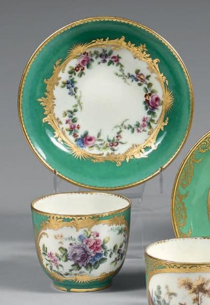 SÈVRES Gobelet Bouillard et sa soucoupe en porcelaine tendre à décor polychrome de...
