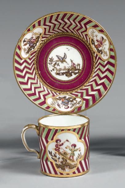 SÈVRES Gobelet litron et sa soucoupe en porcelaine dure à décor polychrome et or...
