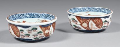 JAPON - Imari, époque EDO (1603-1868), XIXe siècle Paire de bols en porcelaine décorée...
