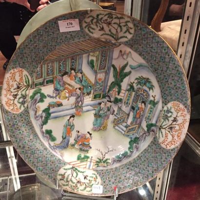 CHINE - Première partie du XIXe siècle Plat creux en porcelaine à décor polychrome...
