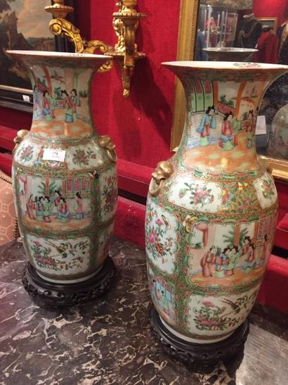 CANTON Paire de vases balustre en porcelaine à décor polychrome de scène de palais,...