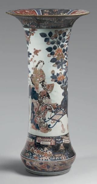 JAPON - Fin du XVIIe siècle Vase rouleau en porcelaine décorée en bleu sous couverte,...