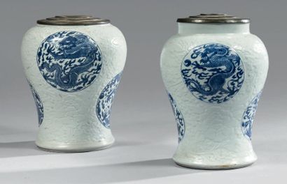 CHINE - Époque KANGXI (1662-1722) Deux bas de vases yanyan coupés et montés en lampe,...
