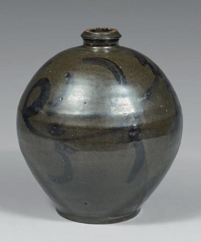 CHINE, fours du hunan - Époque MING (1368-1644) Vase globulaire en grès émaillé brun-vert...