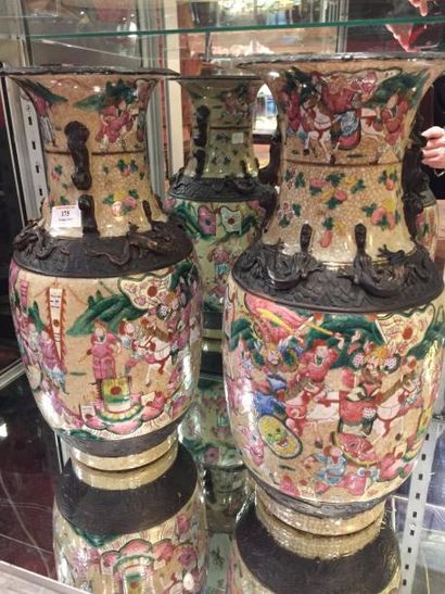 CHINE - Troisième tiers du XIXe siècle Paire de vases balustre en grès émaillé.
Décor...