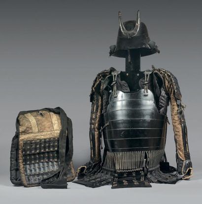JAPON - XIXE SIÈCLE Armure composée d'un casque (kabuto) en fer laqué avec shikoro...