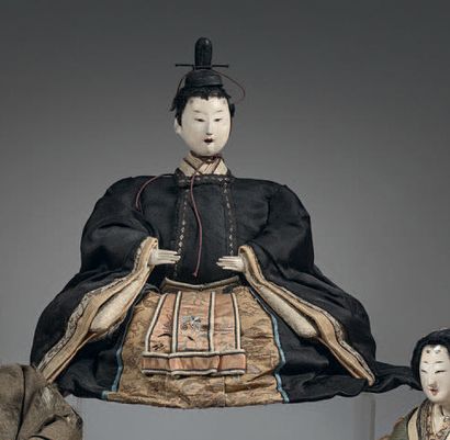 JAPON - Epoque MEIJI (1868-1912) Poupée hina en bois laqué, représentant un dignitaire,...