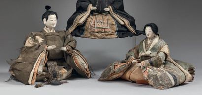 JAPON - Epoque MEIJI (1868-1912) Deux poupées hina, impératrice et empereur, assis,...