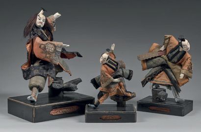 JAPON - Epoque MEIJI (1868-1912) Trois poupées représentant des acteurs de kabuki...