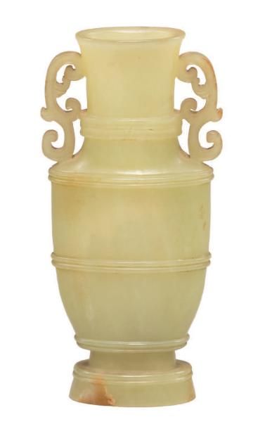 CHINE - XIXe siècle Vase en néphrite vert jaune, à rainures, deux anses en forme...