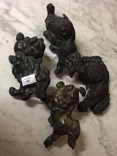 CHINE - XIXe siècle Quatre ornements en forme de chimères en bronze dont une à traces...