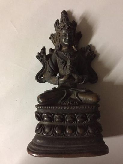 SINO-TIBÉTAIN - XVIIIe-XIXe siècle Petite statuette de bouddha assis sur le lotus...