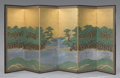 JAPON - XIXE SIÈCLE Paravent à six feuilles, encre sur feuilles d'or, forêt de pins...