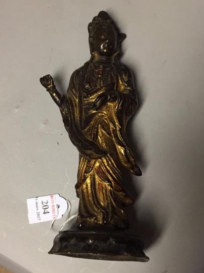 CHINE - XVIe siècle Petite statuette de Guanyin en bronze laqué or, debout sur une...