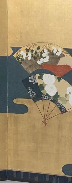 JAPON - XIXE SIÈCLE Paravent à six feuilles, polychromie sur feuille d'or, éventails...