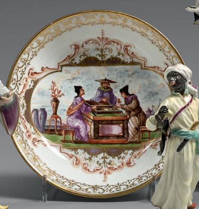 MEISSEN Soucoupe à décor polychrome au centre de Chinois attablé jouant au tric trac...