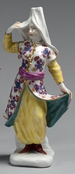 MEISSEN Statuette représentant une jeune orientale debout sur une base carrée, décor...