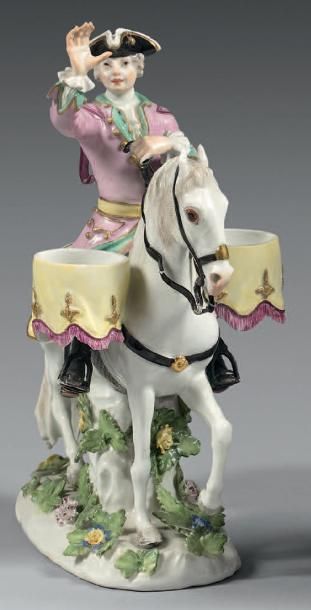 MEISSEN Statuette représentant un cavalier sur sa monture, deux tambours placés sur...