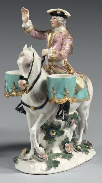 MEISSEN Statuette représentant un cavalier sur sa monture, deux tambours placés sur...