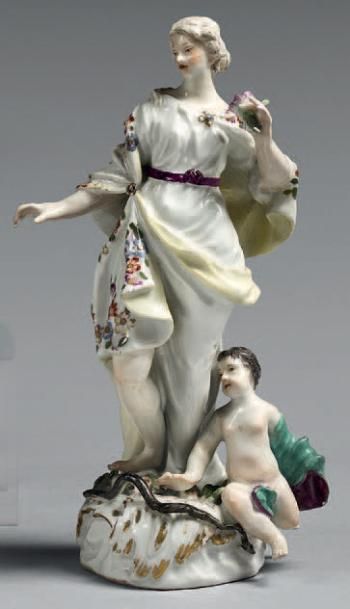 MEISSEN Statuette représentant une jeune femme drapée, un putto à ses pieds, tenant...