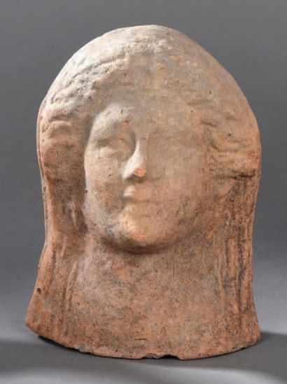 null ANTÉFIXE Portrait féminin.
Terre cuite.
IVe-IIIe siècle avant J.-C.
Haut.: 20...