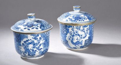 VIETNAM, Hue - Fin XIXe siècle 
Paire de pots couverts en porcelaine décorée en bleu...