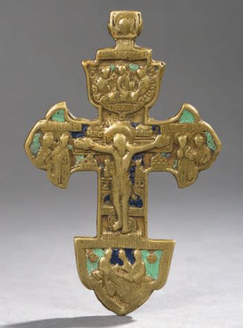null CROIX PECTORALE. Bronze, fond émaillé vert et bleu représentant la crucifixion...