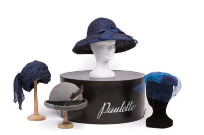 PAULETTE Un lot de 4 chapeaux:
Un chapeau rond en feutre gris, ruban et voilette...