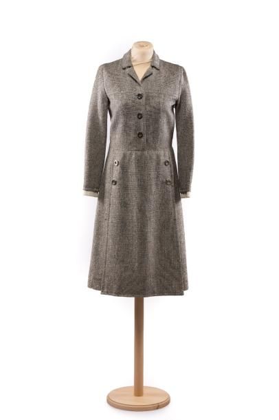MOLYNEUX (attribué à) 
Robe en lainage gris avec manches en piqué de coton gris.
(Salissures,...