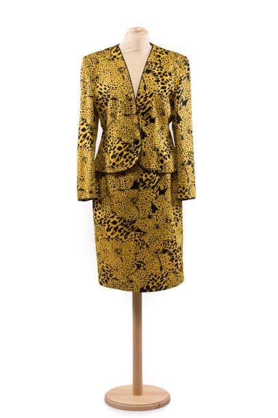 SCHERRER BOUTIQUE 
Tailleur-jupe en coton jaune imprimé de motifs floraux noirs.
Jupe...