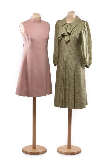 MOLYNEUX Deux robes:
Une robe en lainage avec martingale dans le dos.
(Décolorations...