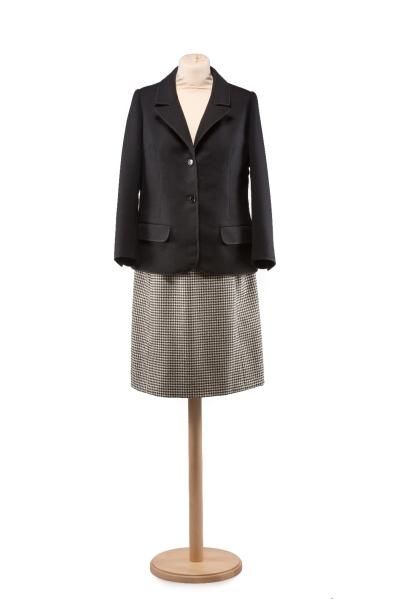 Nina RICCI Collection «jeunes femmes»
Tailleur jupe en lainage comprenant une veste...