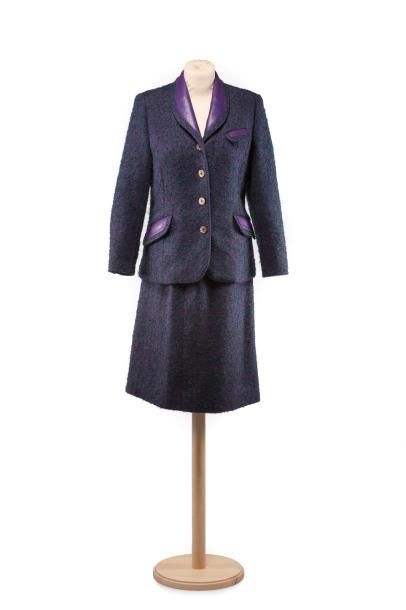 HERMES Tailleur jupe en laine, cashmere et mohair, violet et vert, avec application...