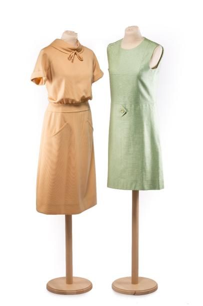 null Lot de quatre robes:
Deux en lin dont l'une verte pale griffé Christian Dior,...
