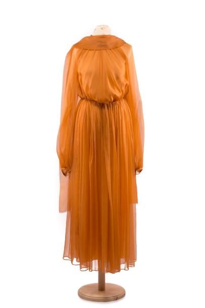 MOLYNEUX (attribué à) 
Robe du soir en mousseline orange.