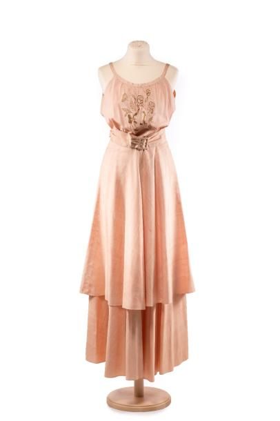 TED LAPUDUS Boutique 
Un ensemble en soie abricot: une robe en soie abricot, corsage...