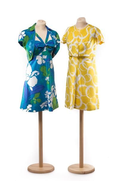MOLYNEUX Deux ensembles d'été, robe et boléro, l'un jaune à motifs blancs, l'autre...