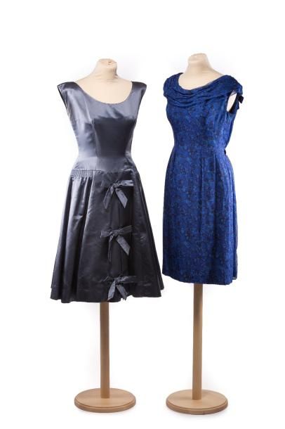 MOLYNEUX Deux robes: l'une en satin bleu acier (petites usures et petites auréoles)...